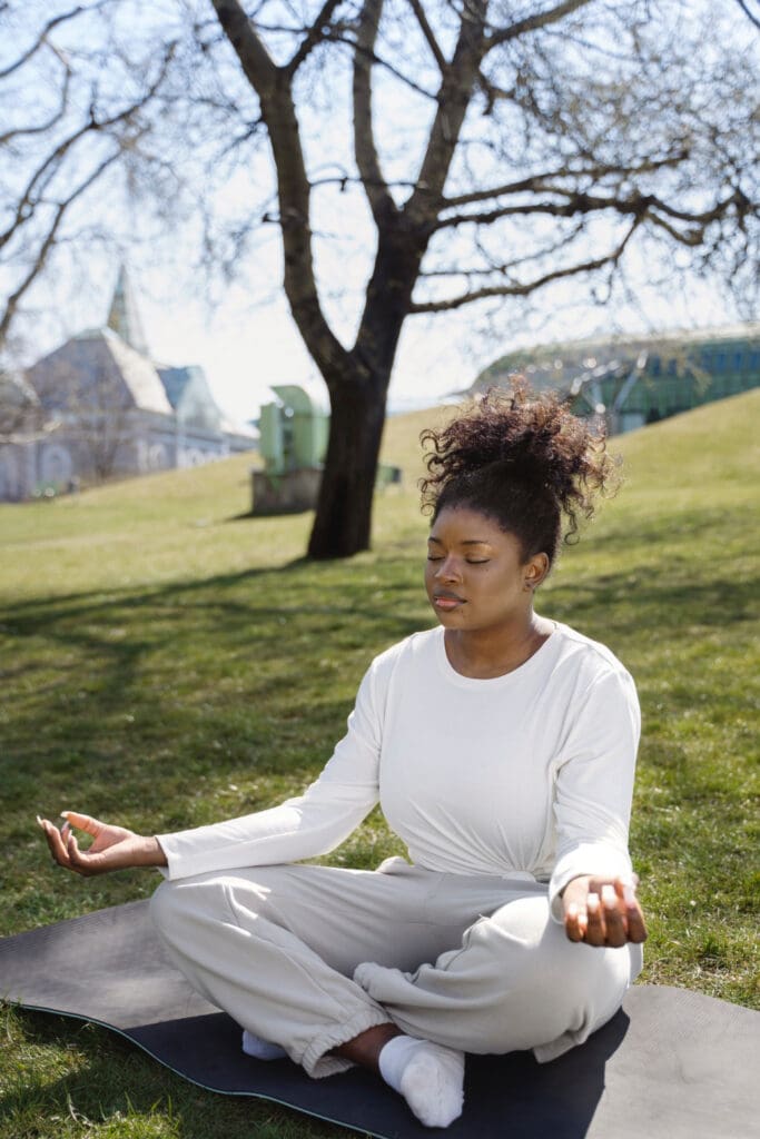 full-shot-woman-meditating-outdoors-2